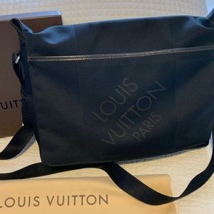 LOUIS VUITTON BLACK DAMIER GEANT CANVAS MESSENGER BAG